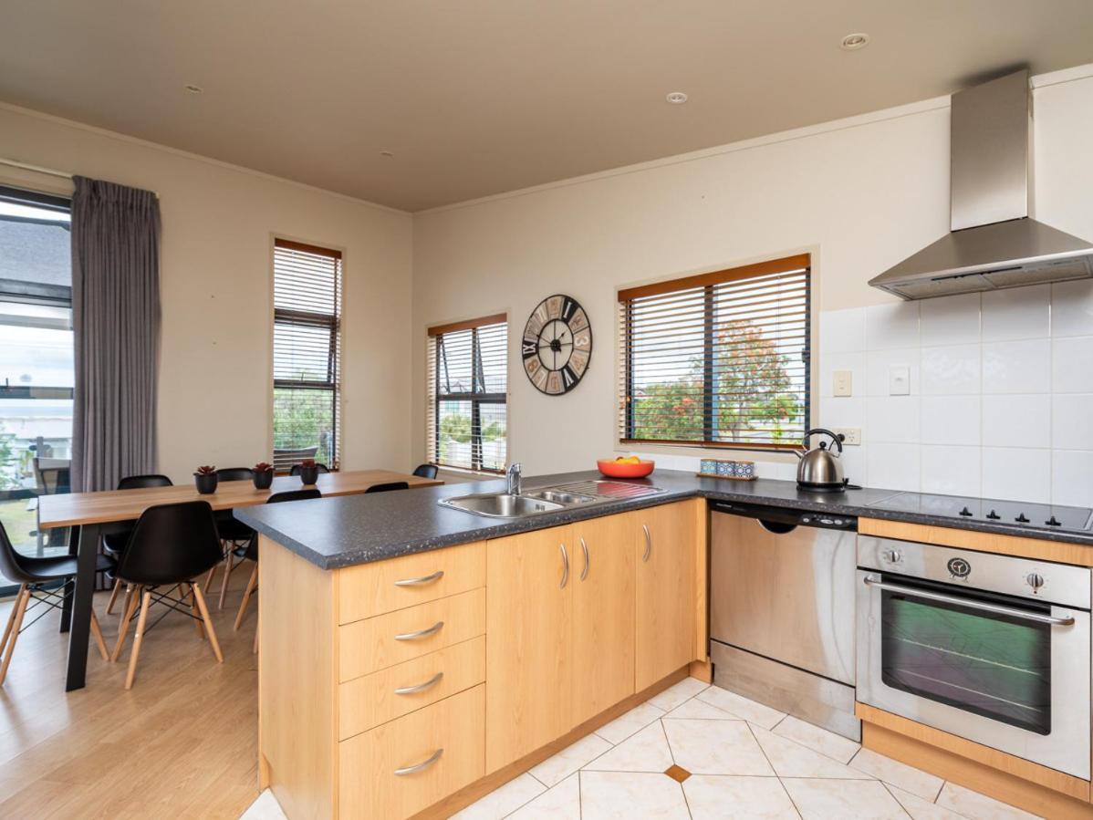 Oceans 8 - Mangawhai Heads Holiday Home Exterior photo